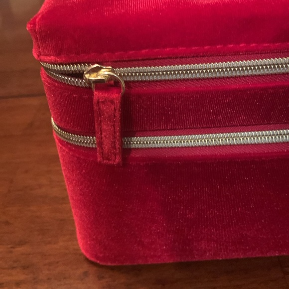 Absolutely stunning authentic Estee Lauder brand new large cosmetic velour case - Picture 14 of 17